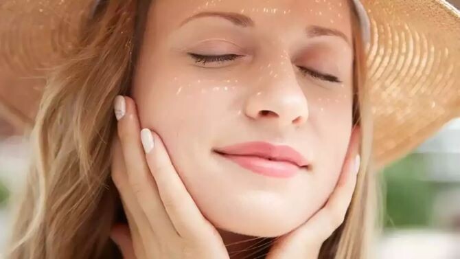 Повышение температуры и длительное воздействие солнца могут повредить кожу. Солнечное тепло обезвоживает ее, пот и загрязнения закупоривают поры, а макияж может ухудшить состояние.-2