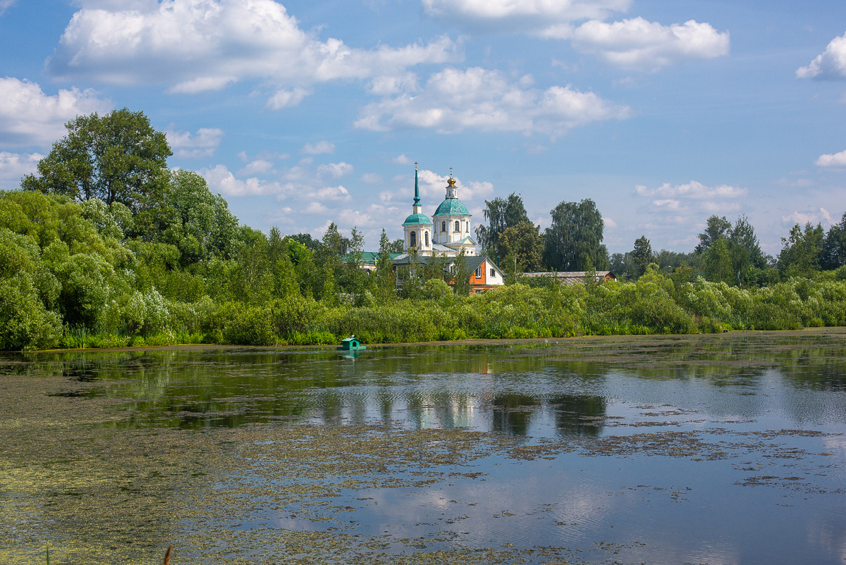 Озеро Киово и вид на храм Спаса Нерукотворного Образа в Киове (Спасский храм). Лобня, Московская область. Фото автора статьи   