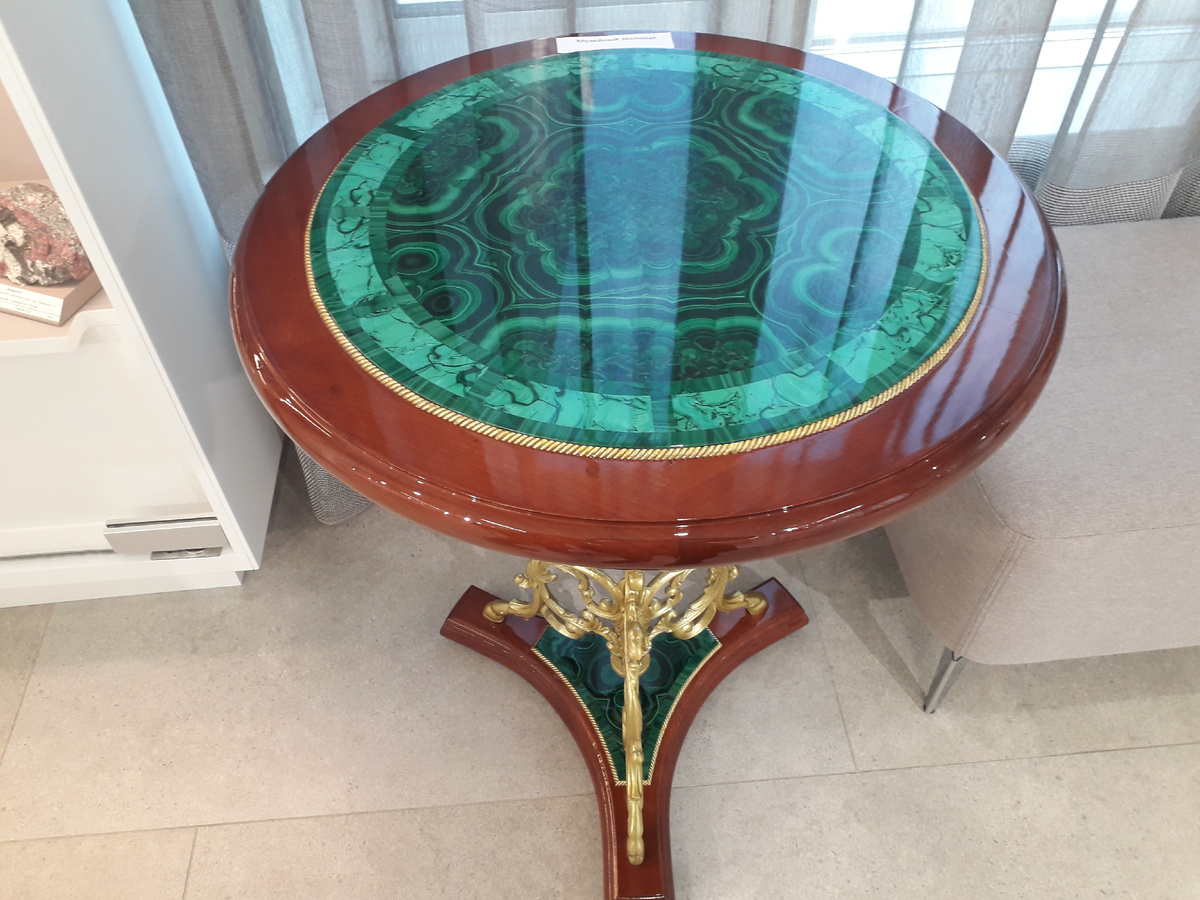 Столешница выполнена в технике уральской мозаики - это камень малахит. Фото автора.