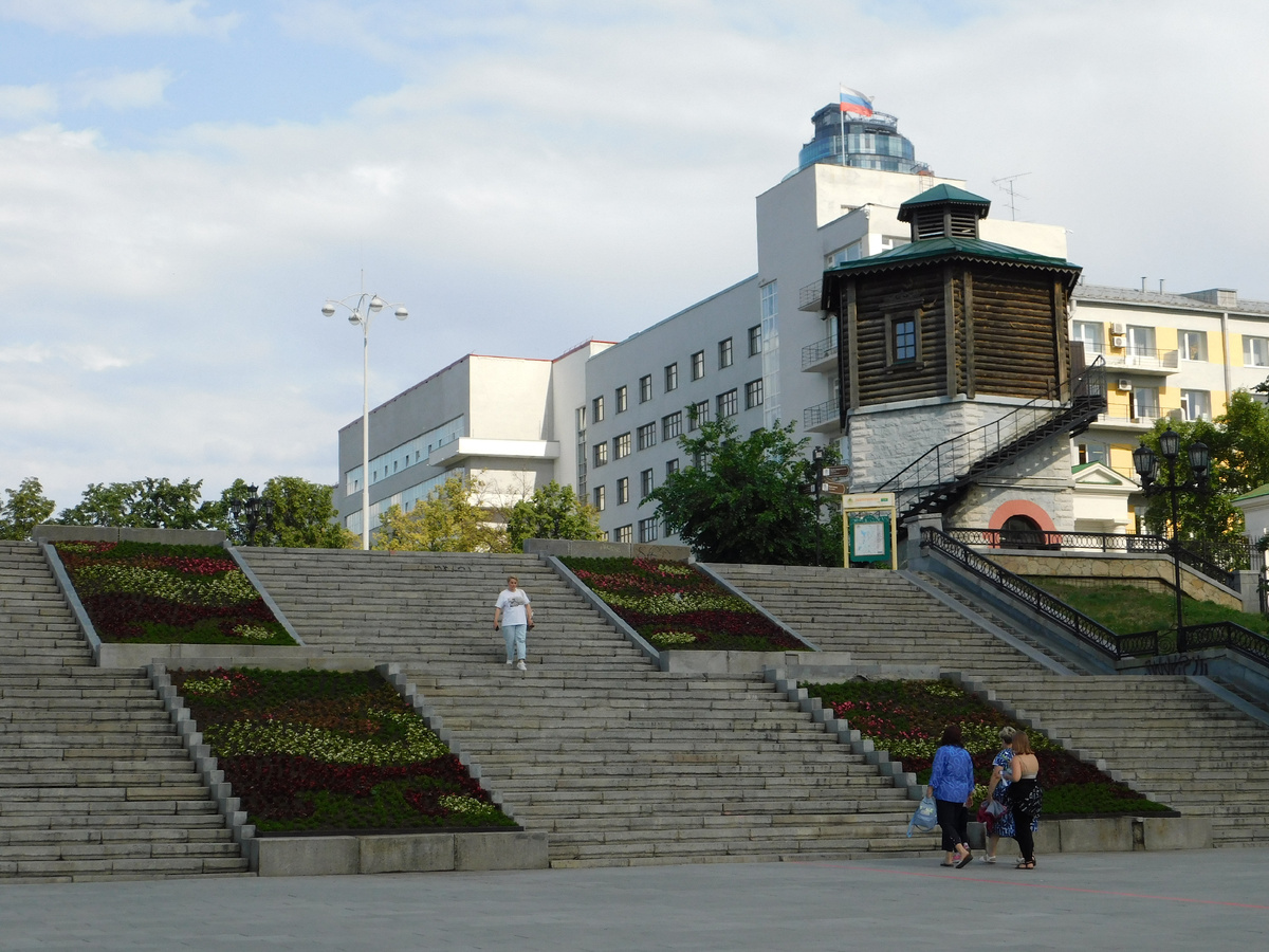 Вид с Плотинки в Екатеринбурге на Водонапорную башню. Фото автора.