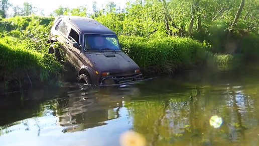 Парень на Ниве бросился в воду без раздумий. Джиперы не ждали такой сложной преграды на своём пути.