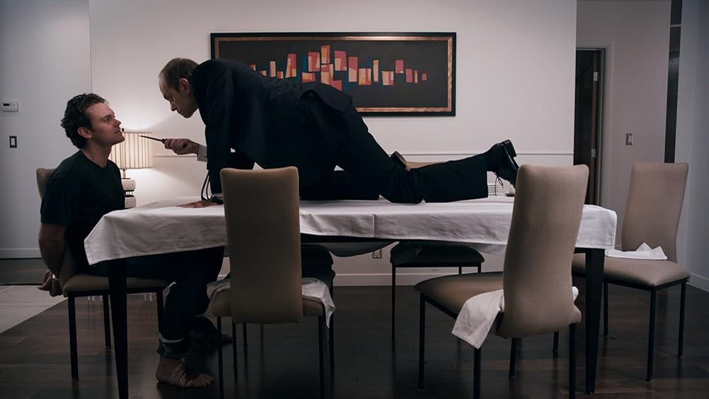 Кадр из фильма The Perfect Host. Режиссер: Николас Томней. Оператор: Джон Броуили. Производство: Mark Victor Productions, Perfect Host, Preferred Content, Stacey Testro International