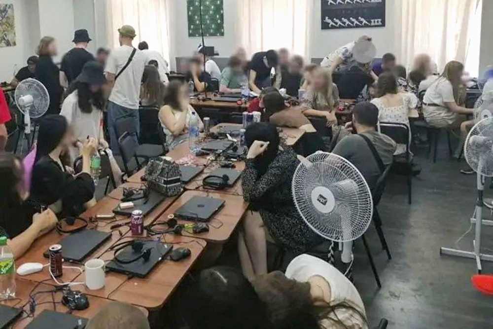    Кол-центр в Кропивницком, июль 2023 г. Когда обманывают граждан ЕС, мошенникам грозят облавы. А если граждан России - пожалуйста. / Соцсети