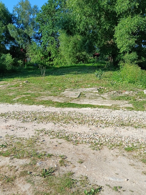 Это муниципальная земля перед моим домом за дорогой