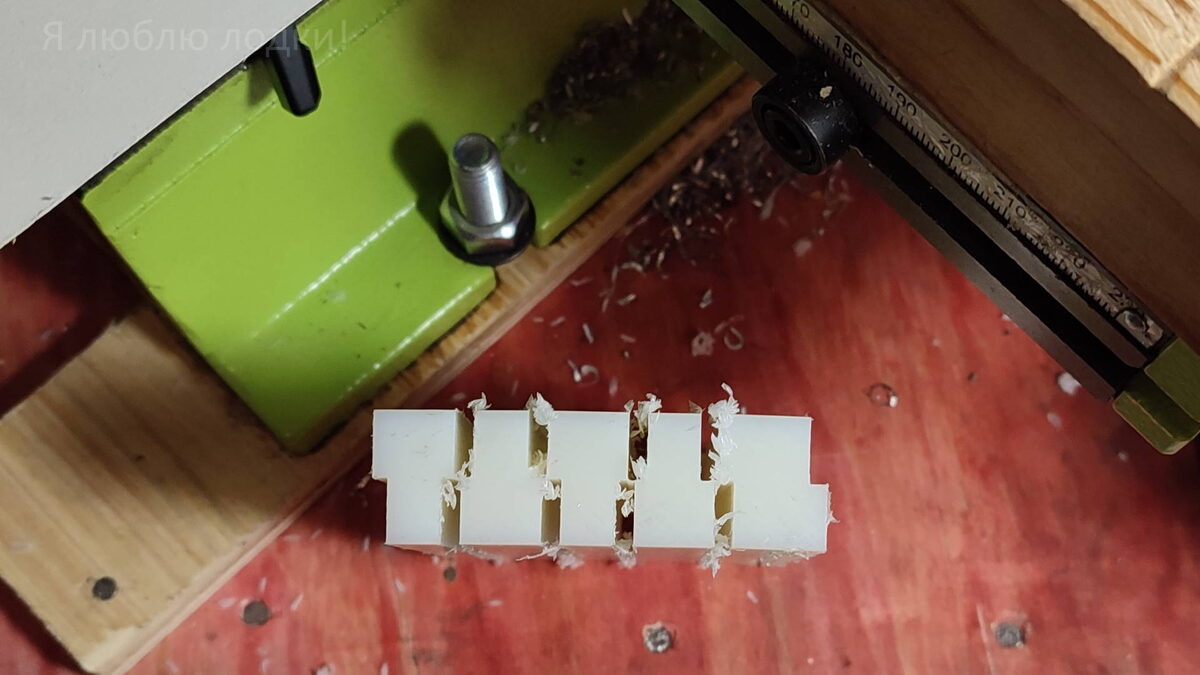 Вынул из тисков: отдельные заготовки всё ещё соединены друг с другом капроновыми "нитями" 