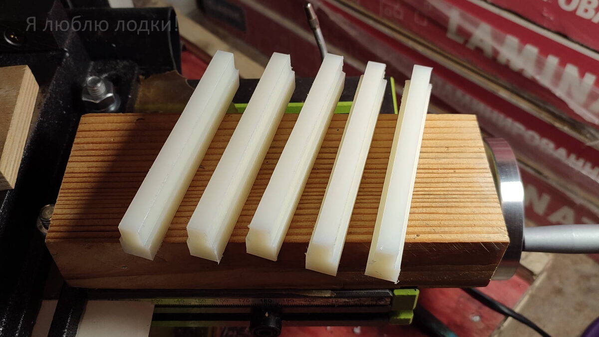 Разделил заготовки ножом. Они имеют Т-образную форму, из каждой получится 4 ползуна