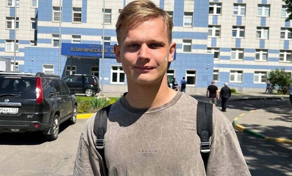    Торопа выписали из больницы, болельщики ЦСКА встретили вратаря с огромным баннером. Фото: ФК ЦСКА