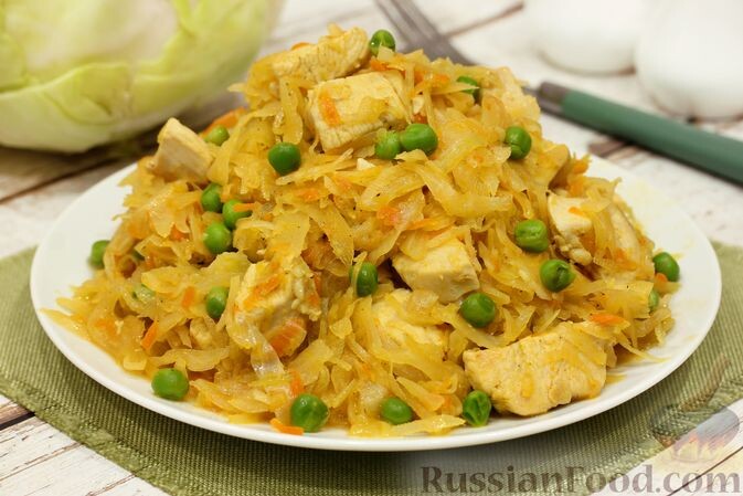 капуста белокочанная, куриное филе, лук репчатый, горошек зелёный, морковь, масло растительное, паприка молотая, соль, перец чёрный молотый