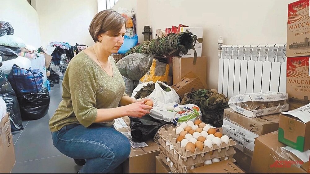    Алёна Хоружая из посёлка Партенит плетёт для бойцов маскировочные сети и собирает посылки с тем, что им необходимо. За каждую потраченную копейку она может отчитаться. Фото:  АиФ/ Алёна Хоружая