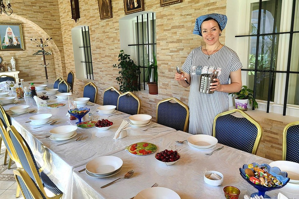    Почетная миссия — накрыть стол для братии. Юлия АНДРИЕНКО