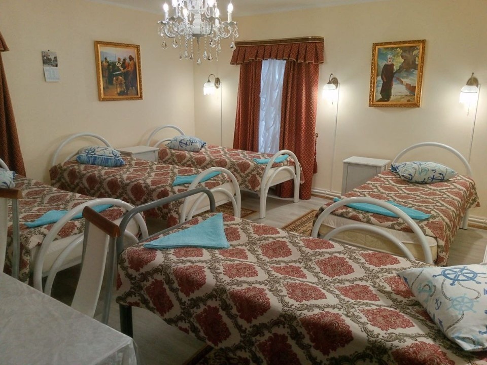    Вот такие вполне уютные комнаты в монастырской гостинице. Юлия АНДРИЕНКО