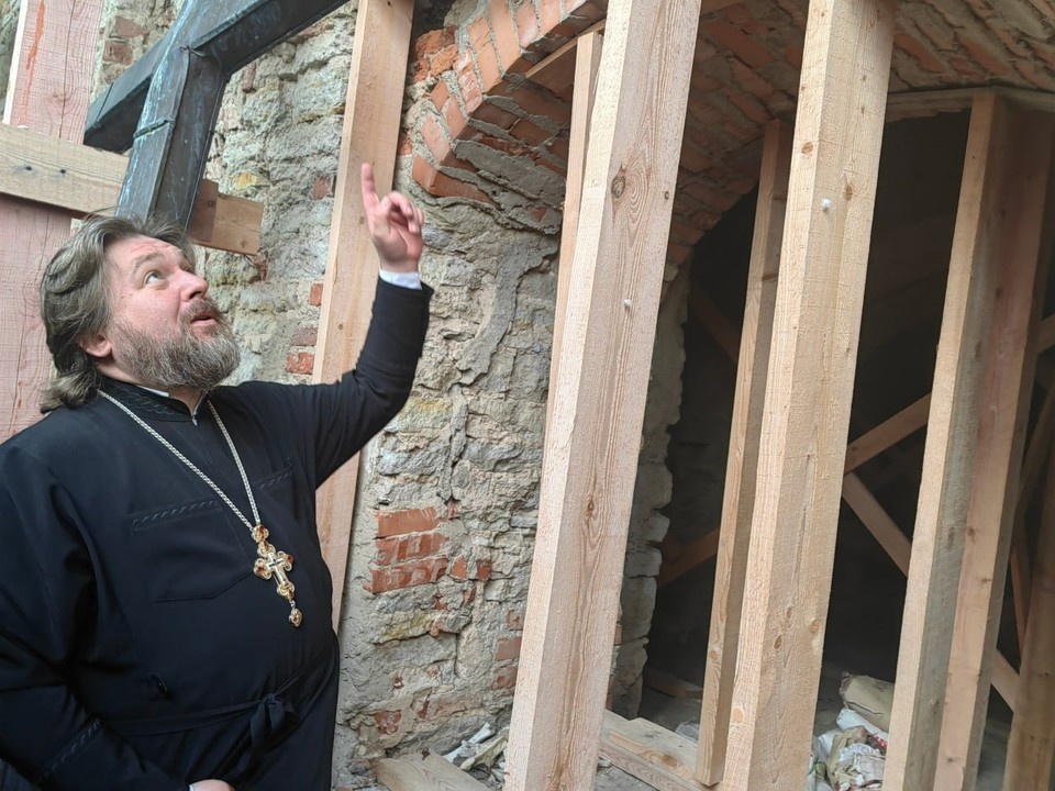    Отец Филарет показывает, как консервируют старинные постройки монастыря перед их восстановлением. Юлия АНДРИЕНКО