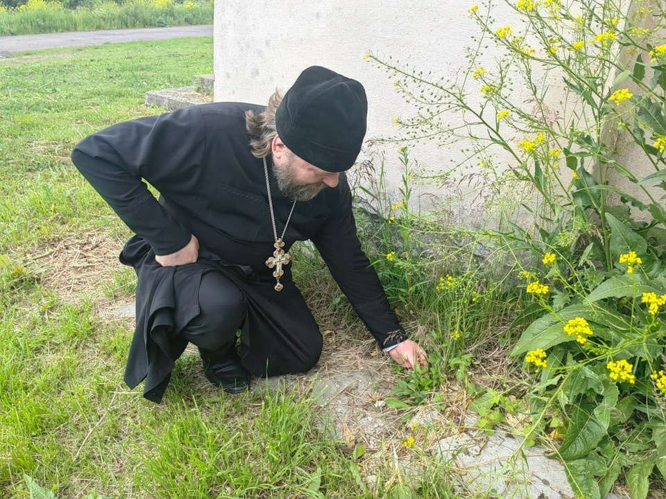    Отец Филарет угостил земляникой. Юлия АНДРИЕНКО