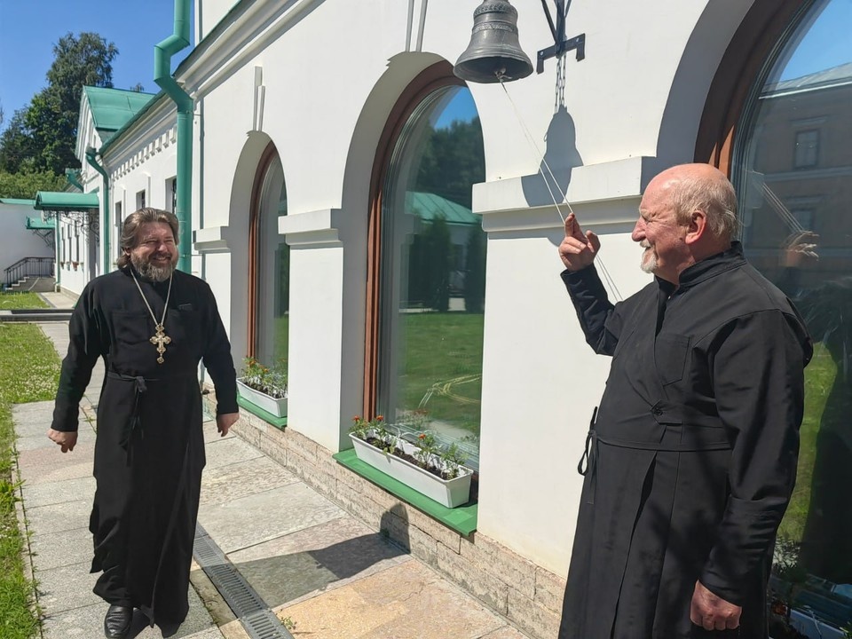    Звонят к обедне. Юлия АНДРИЕНКО