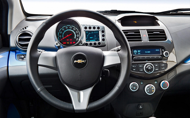 У дилеров появился хэтчбек Chevrolet Spark 2024 второго поколения, который ранее в РФ был представлен официально. Теперь автомобиль поставляется по схеме параллельного импорта.-2