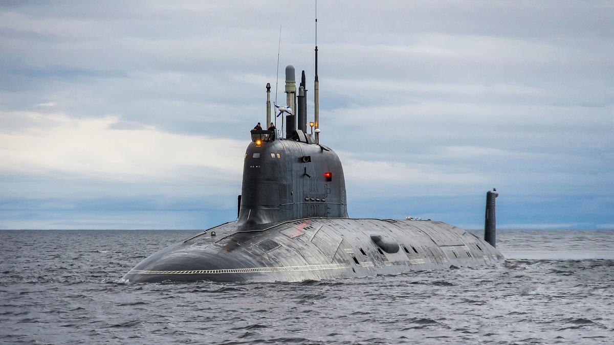 Подводная лодка  на морской волне.  фото: картинки  яндекса.