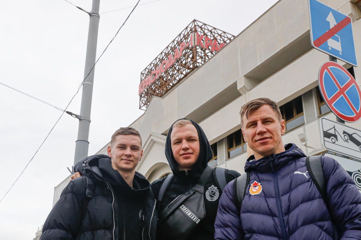    Обложка рэп-альбома от армейцев, локация — на вокзале Краснодара