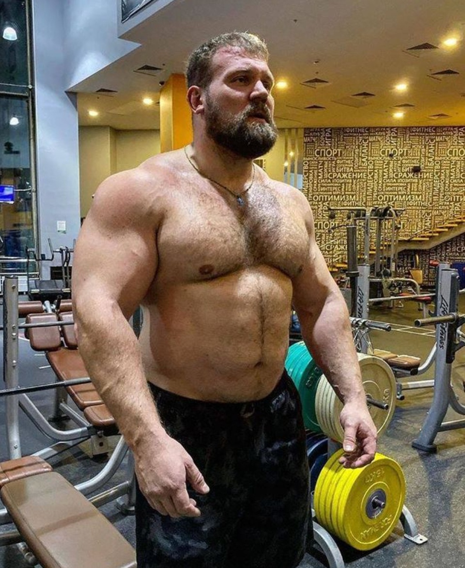Вот это я понимаю мощь. Причём и на турнике Сарычев не выглядит как мешок. 