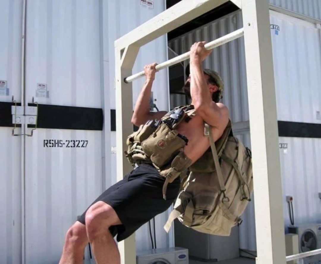 Мужские подтягивания. Или можно было гирю ногами взять для балласта) 