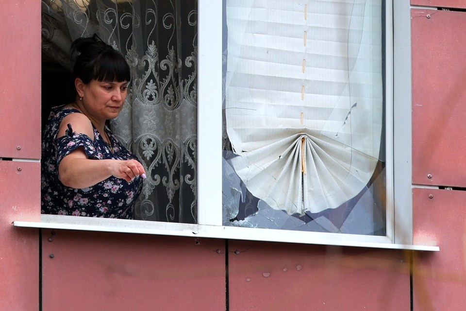    Белгород. Женщина в здании, поврежденном в результате обстрела со стороны ВСУ. Фото: Евгений Силантьев/ТАСС