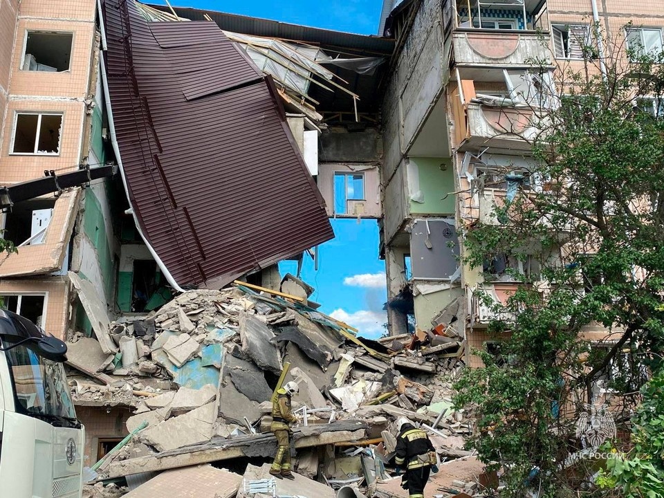    14 июня, последствия удара ВСУ по жилому дому в Белгороде. REUTERS