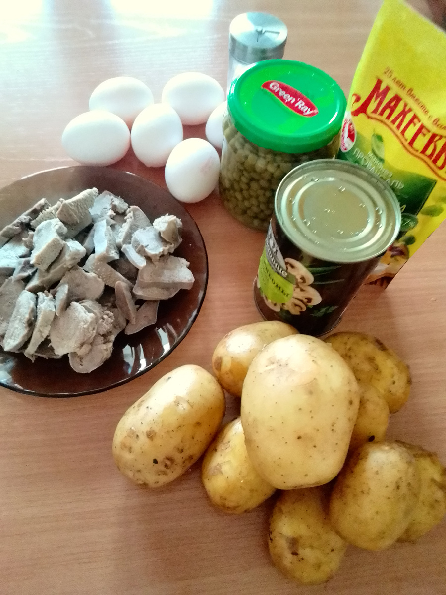 вареный язык, консервированный горошек, картофель, яйца, консервированные шампиньоны, майонез, соль.