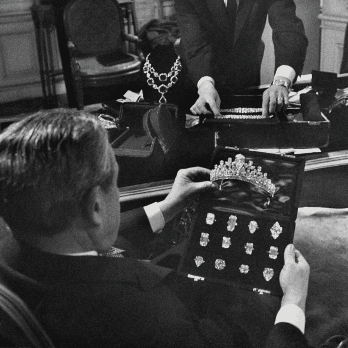 Херри Уинстон был не только талантливым предпринимателем, но и искусным ювелиром. Он разработал собственный стиль инкрустирования бриллиантов Cluster.