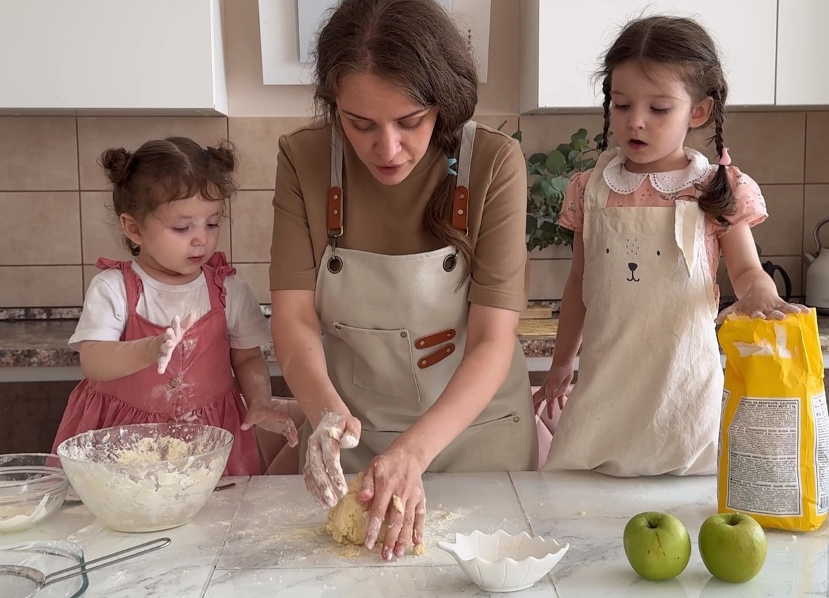 Мука и все, что с ней связано, завораживает моих малышей