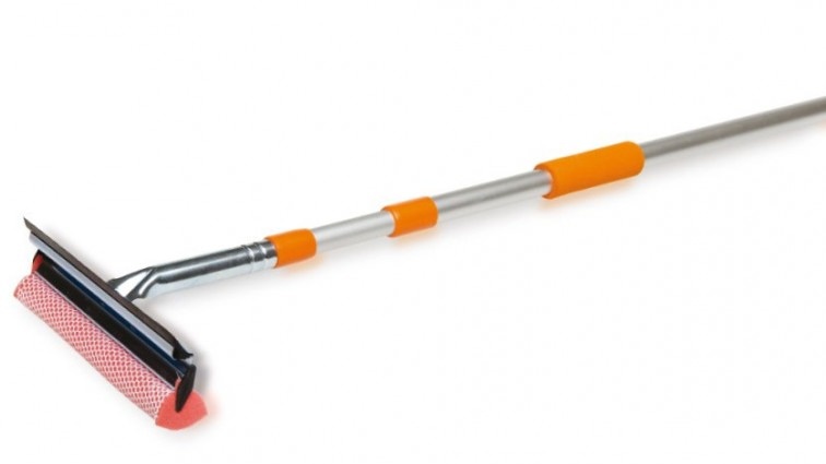 С одной стороны, у окономойки идет плоская резина, со второй – поролоновый валик внутри синтетической сетки. 