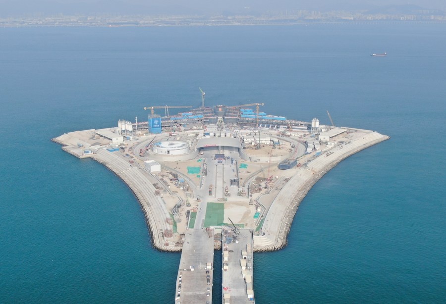 © XINHUA / news.cn (Lucrări de construcție în toamna anului 2023. Cele două părți ale tunelului subacvatic au fost unite în prima jumătate a lunii iunie 2024. Secțiunea submersibilă de 5 kilometri a tunelului este formată din 32 de conexiuni și o îmbinare terminală)