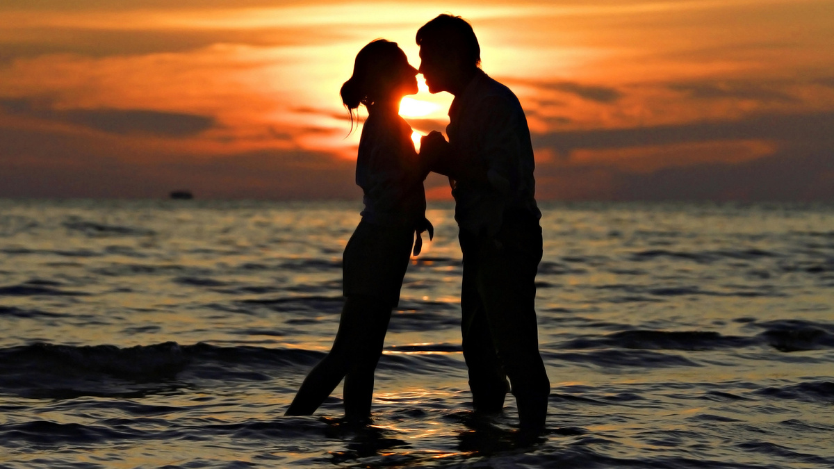 Лавстори на берегу. Love sea 5. Влюбленные на море на закате. Пляж лав стори ростов. Девочка влюбилась в море слушать.