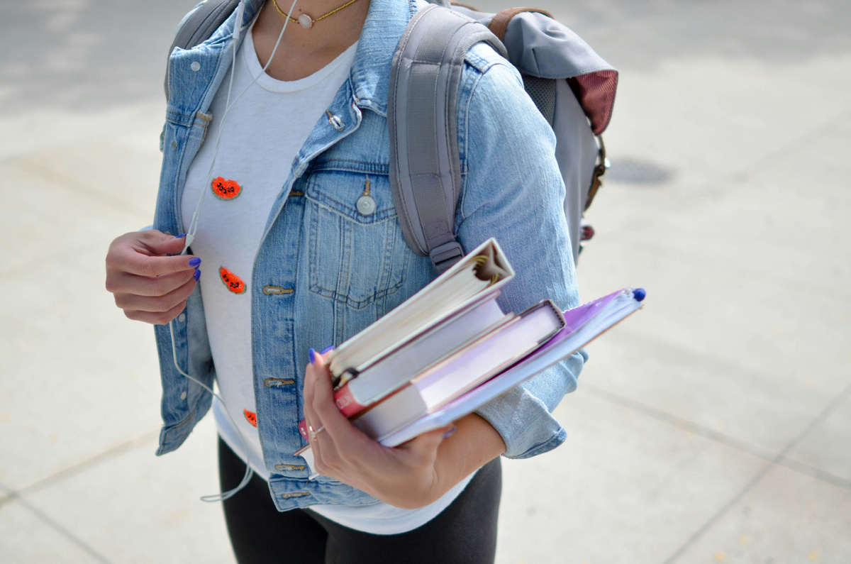 https://unsplash.com/photos/woman-wearing-blue-denim-jacket-holding-book-jCIMcOpFHig