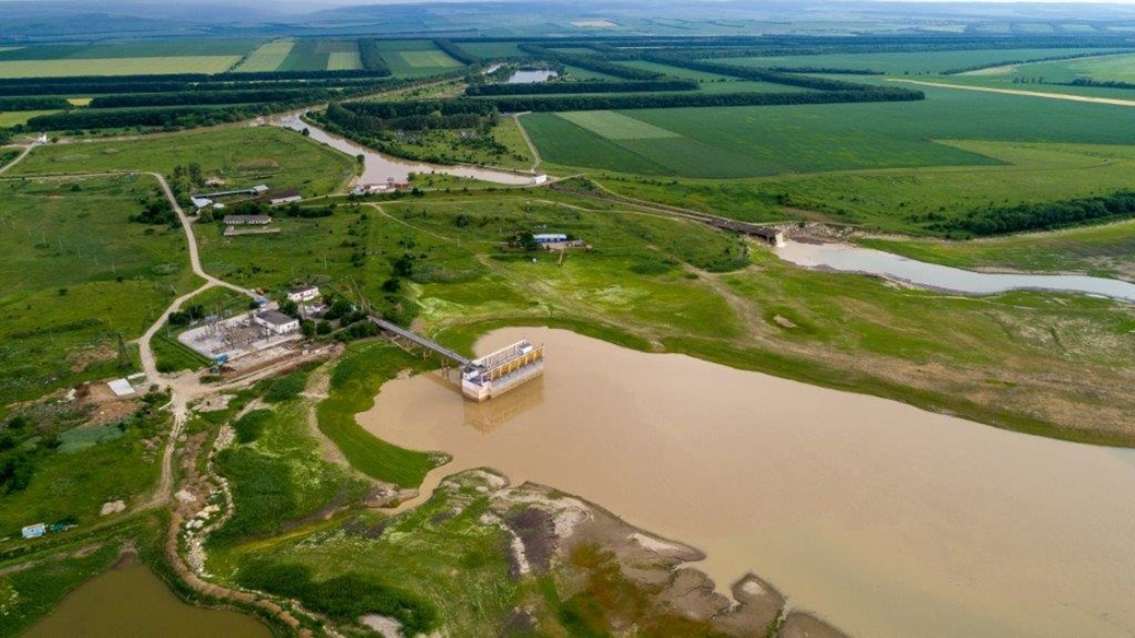 1. Жители Ставрополья иногда называют Кубанским водохранилищем свое рукотворное море в черте Краснодара.-2