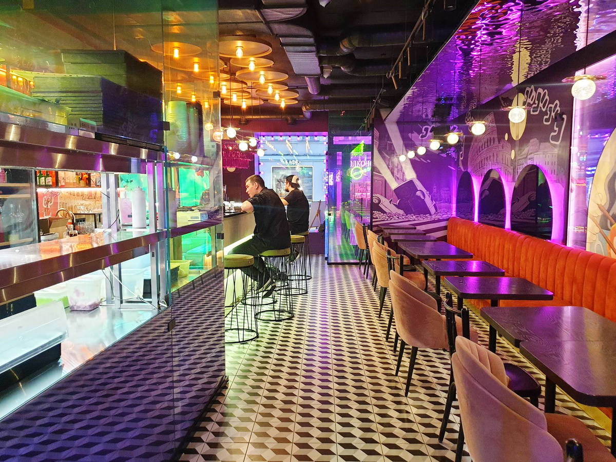 Общий вид зала ресторана JoJo