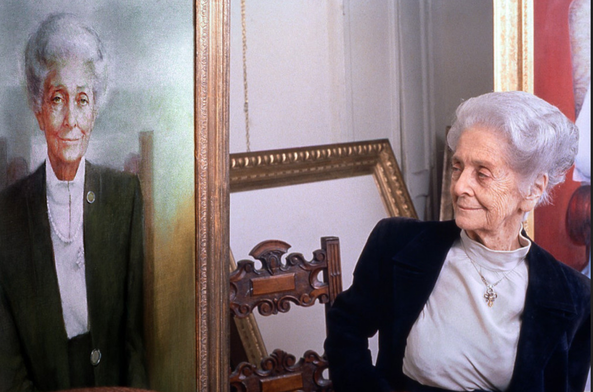 Рита Леви-Монтальчини перед своим портретом
