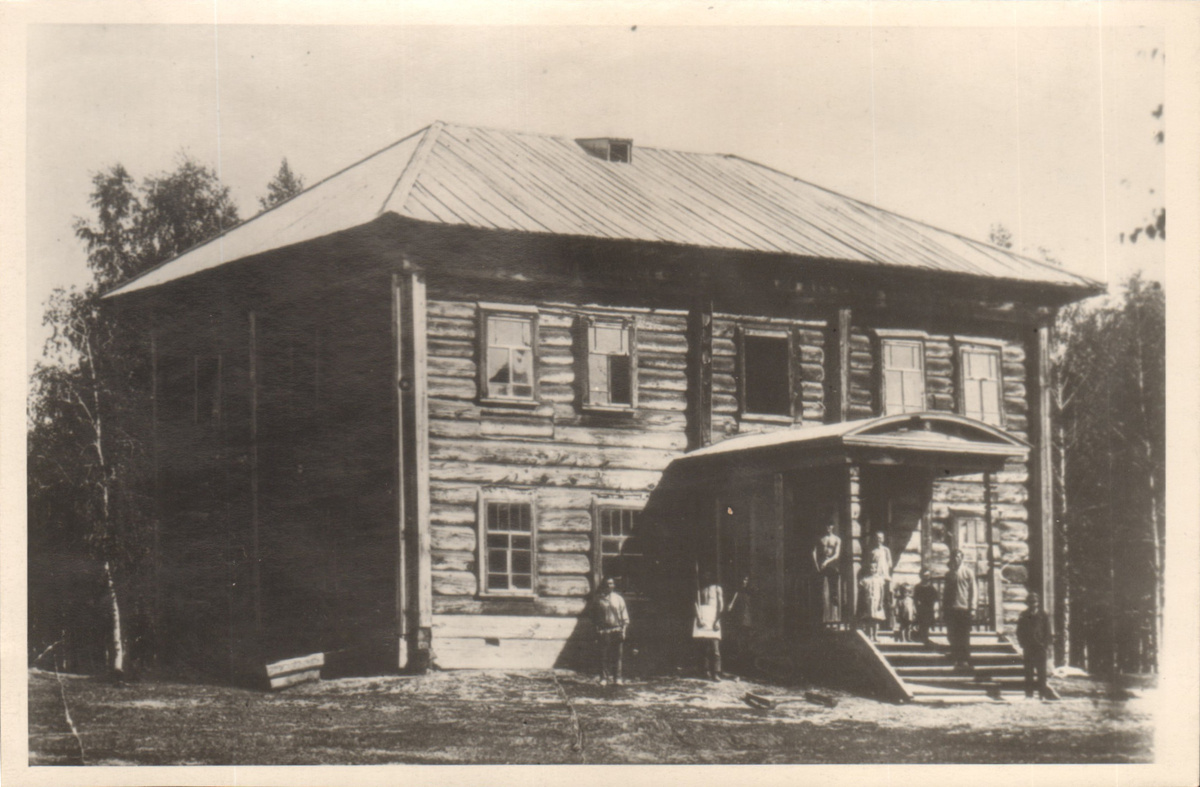 В этом здании в 20-е годы прошлого века располагалась ШКМ, с. Малахово