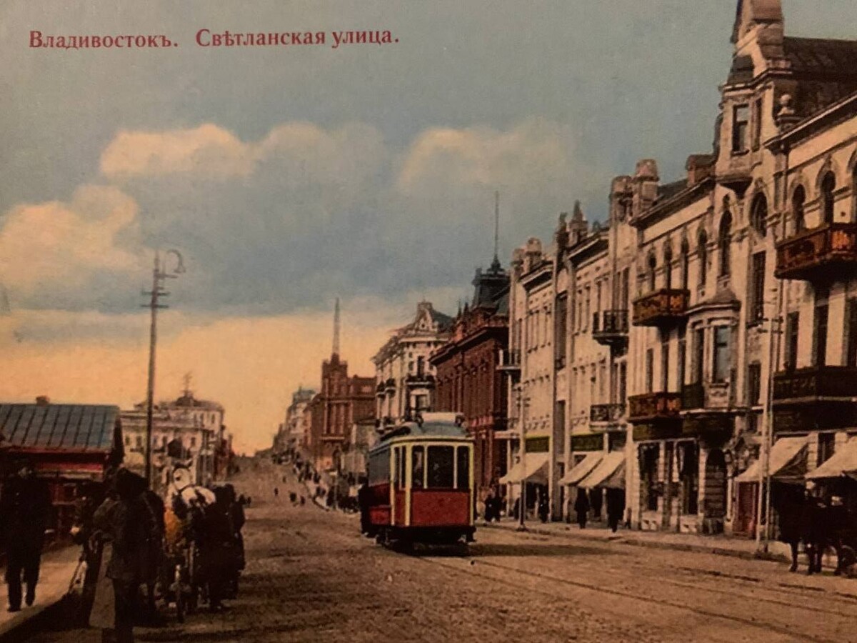 Светланская улица на старинной открытке. Фотография автора. 