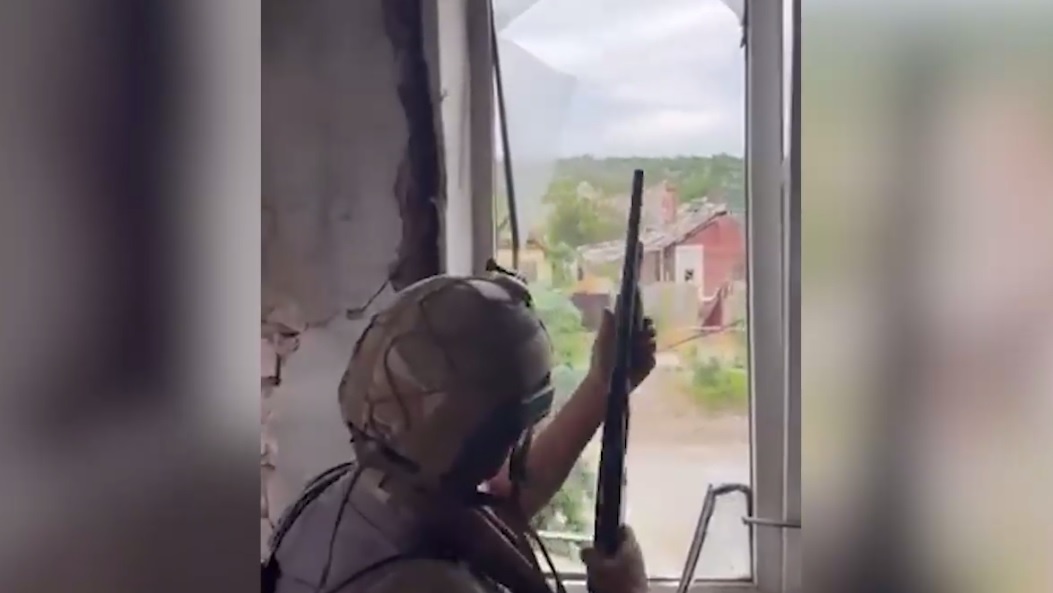 Кадр с ЛБС: русский сбивает вражеский дрон из охотничьего дробовика. Фото: соцсети.