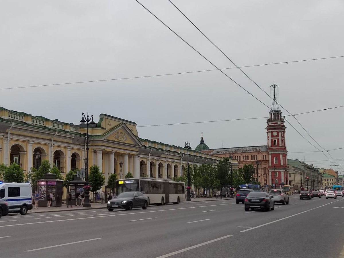 Невский проспект: Гостинный двор и Думская башня