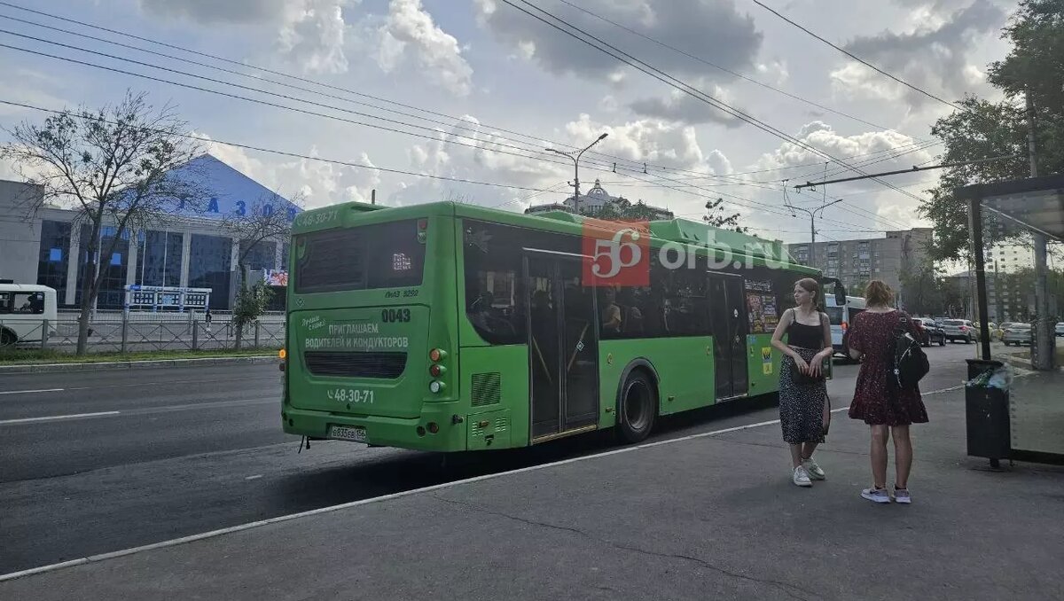 Жара возвращается в Оренбург, а вместе с ней и духота в автобусах. В новеньких «ЛиАЗах» кондиционеры есть, только вот их не включают либо из соображений экономии, либо из-за неисправности.