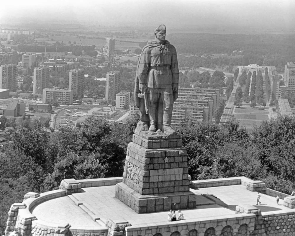5 ноября 1957 года в болгарском городе Пловдив был торжественно открыт памятник советским воинам-освободителям под названием Алёша.