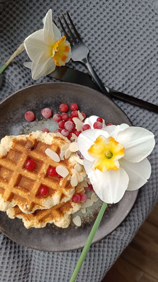 Подала со сметаной и красной смородиной. 