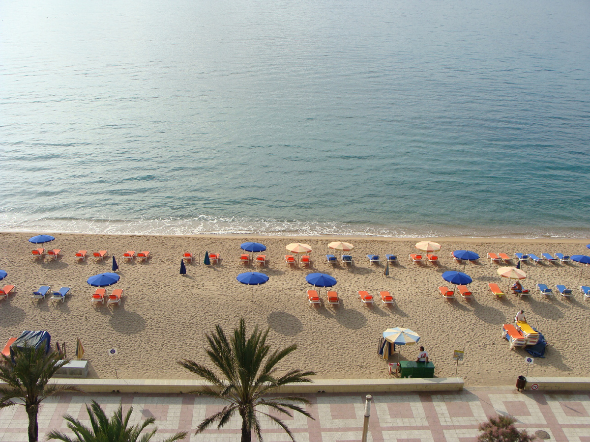 Почти весь туристический Бланес расположен вдоль набережной с пляжем. Через дорогу от пляжа- отели первой линии.