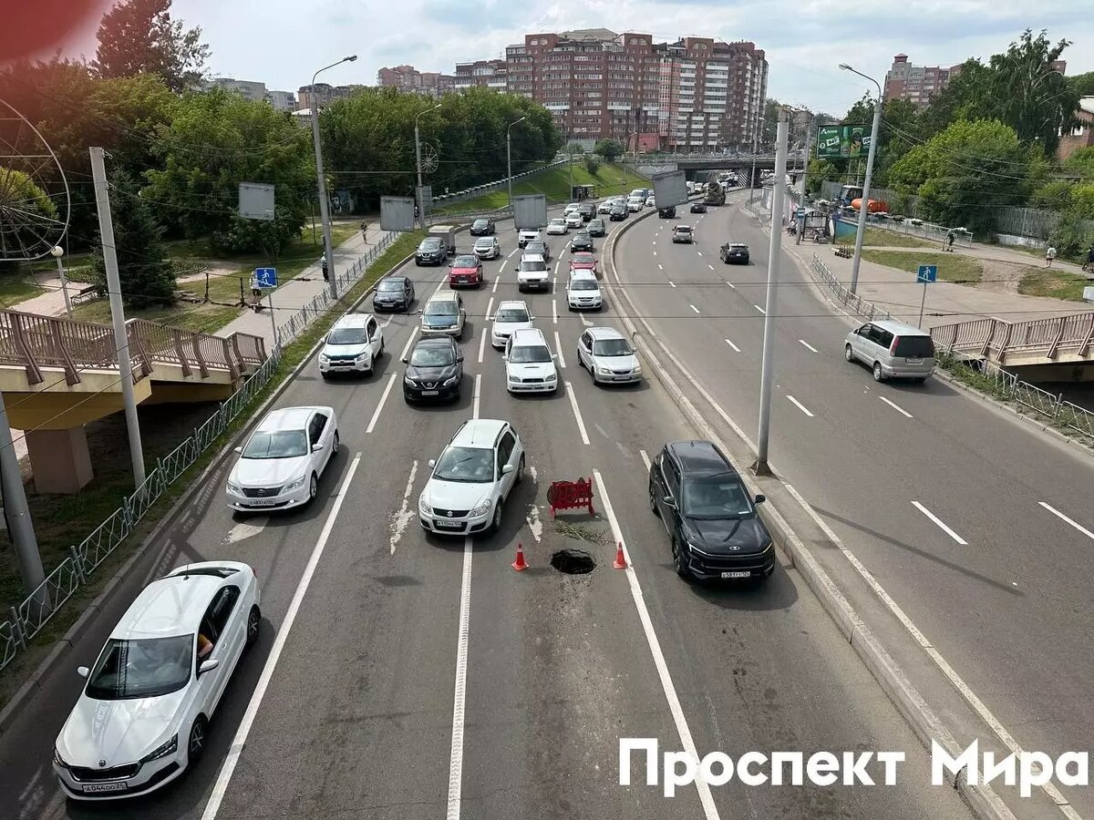 Еще один «вход в метро»: на «Космосе» провалился асфальт посреди дороги |  Проспект Мира | Дзен