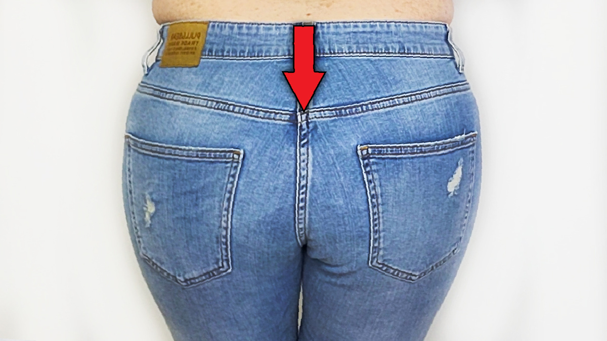 В последнее время, всё чаще в магазинах попадаются джинсы, где шаговый шов задней половинки равен чуть ли не переднему.  И фигура здесь не при чем. Скорее это крой неправильный.