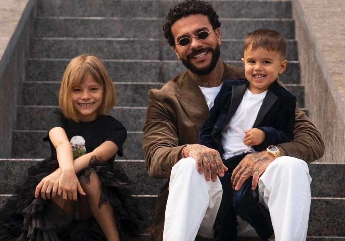    Тимати с детьми