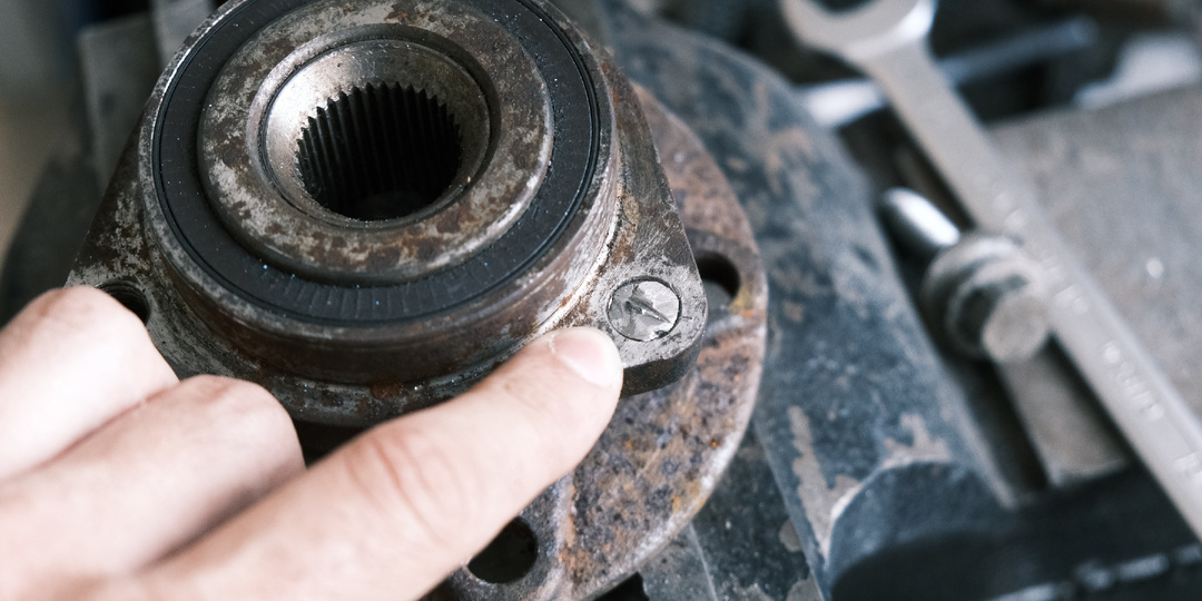 Как выкрутить "обломыш" болта или шпильки, не испортив резьбу в детали. Лучший способ - без высверливания и сварки