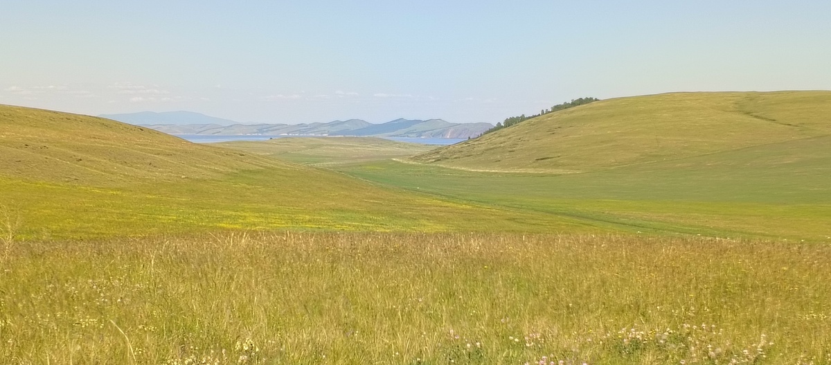 С самого хребта видно Енисей