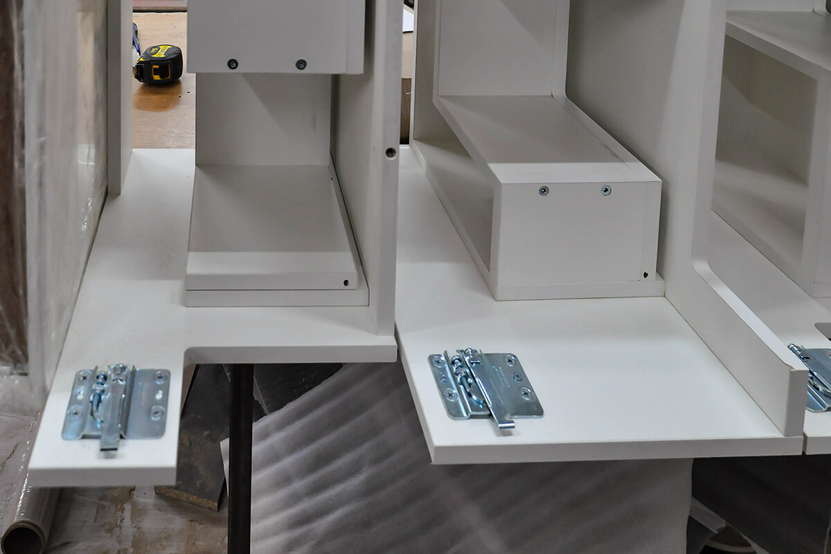 Правильный выбор фурнитуры для кухни критически важен для долговечности и удобства мебели. Основные ошибки включают неправильный выбор направляющих для ящиков, петель для дверей, игнорирование амортизаторов и доводчиков, а также ошибки при выборе ручек и фурнитуры для выдвижных систем. Избежать этих проблем помогут критерии выбора качественных материалов, рекомендации по проверке фурнитуры и советы профессионалов. Заказ фурнитуры у производителя мебели на заказ, а не у отдельных поставщиков, может обеспечить лучшее качество и совместимость, что в конечном итоге увеличит срок службы и функциональность кухонной мебели.