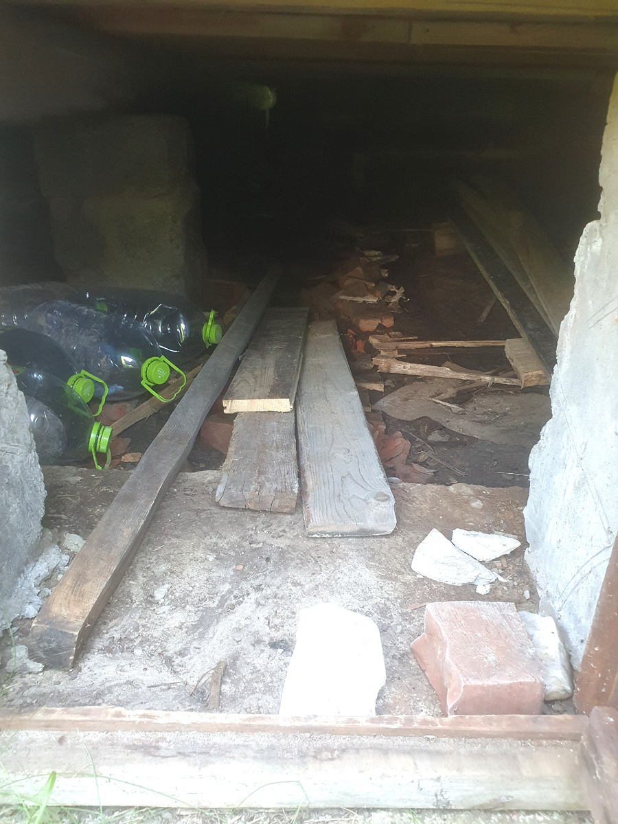 Хлам в подвале дома.